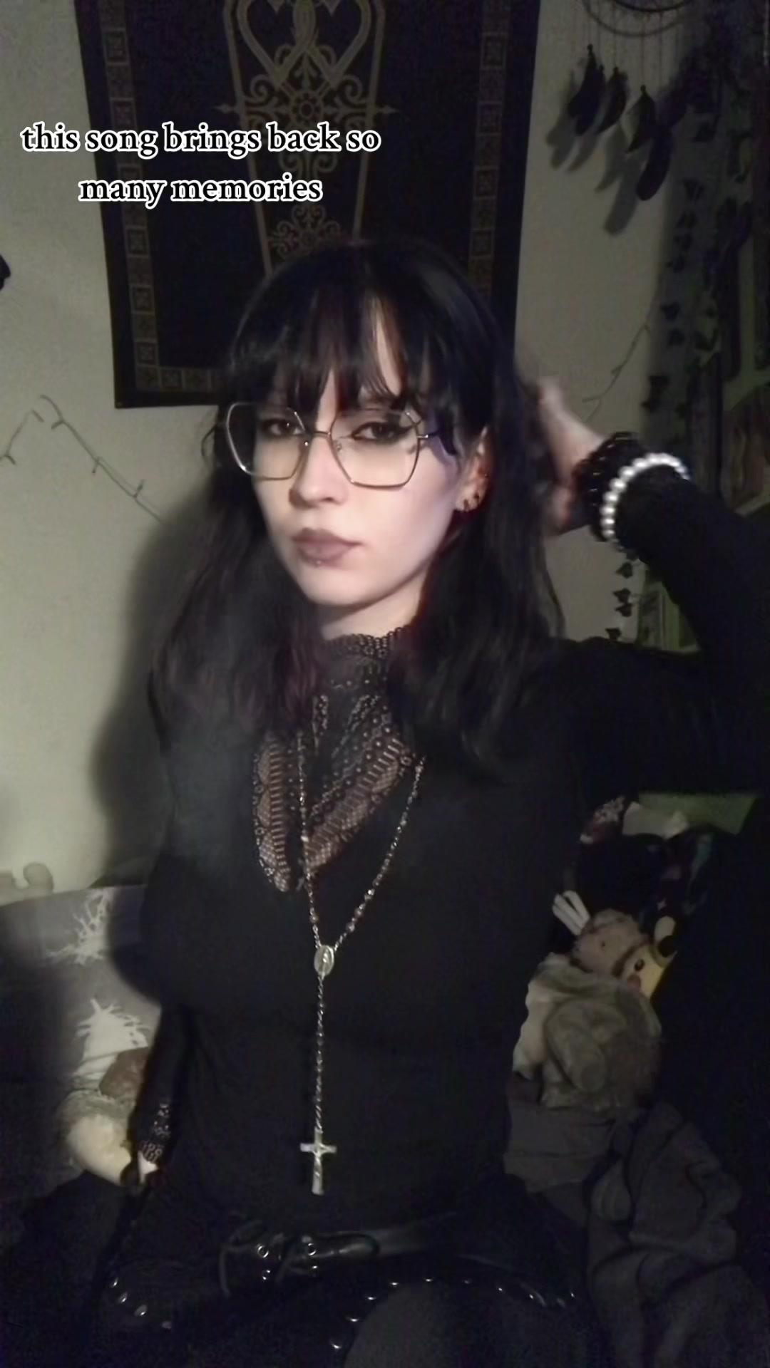 #fyp #fypシ #viral #alternative #alttiktok #gothgirl #goth #fy  | this song brings back so many memories  | Country: DE